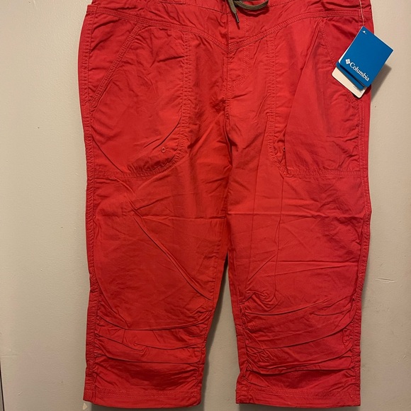 Columbia Women's Deep coral Capris
They cinch on the sides - Picture 1 of 3